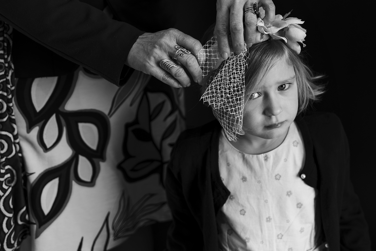 Brautpaar hat Spass nimmt Braut huckepack